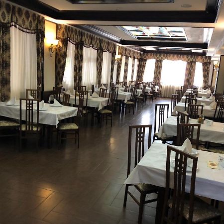 Hotel Onix Roman Esterno foto