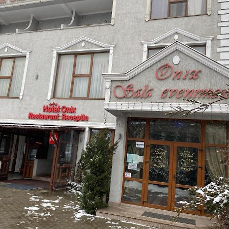 Hotel Onix Roman Esterno foto