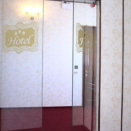 Hotel Onix Roman Esterno foto