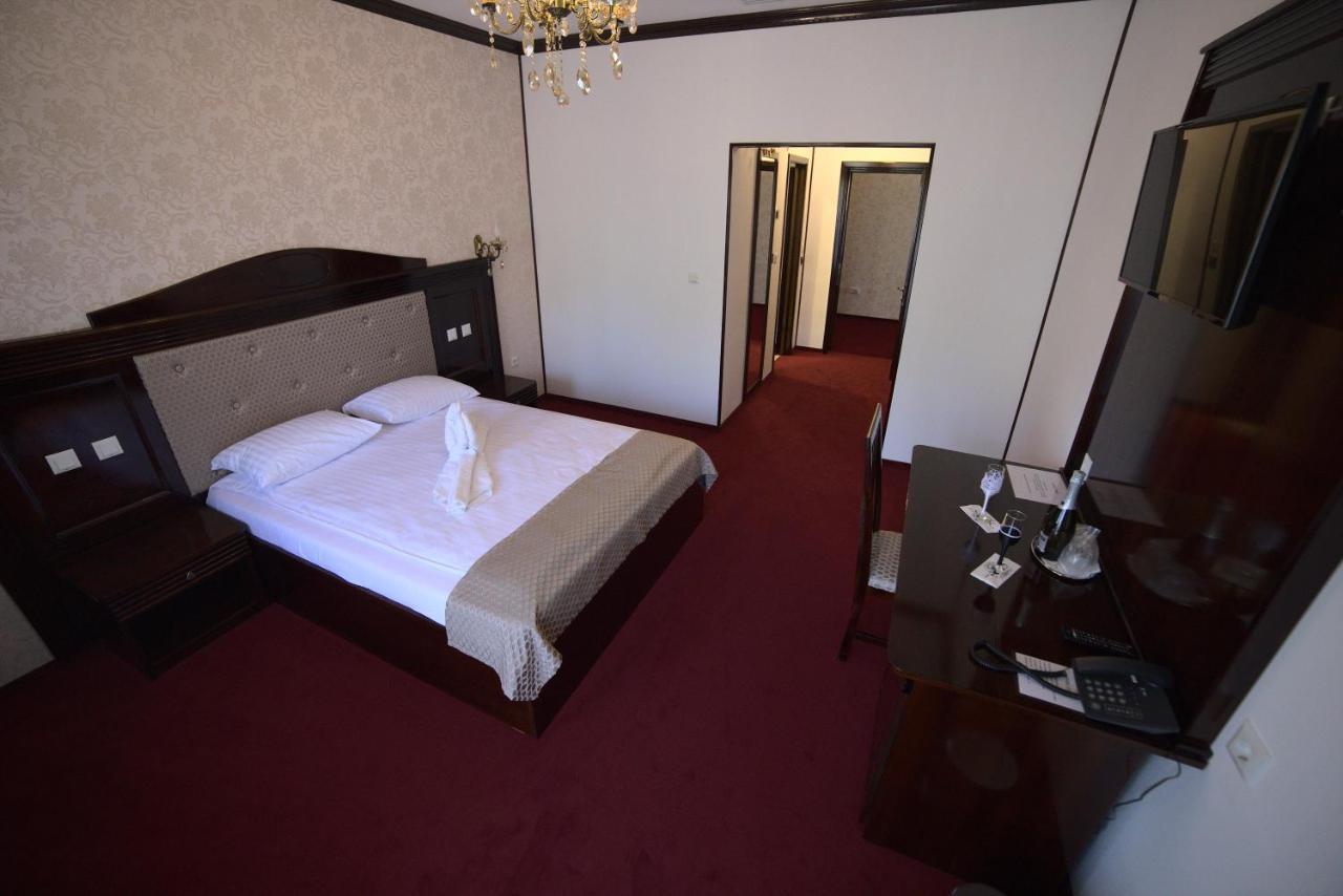Hotel Onix Roman Esterno foto