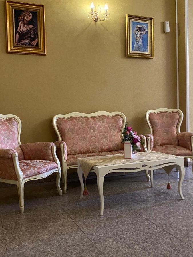 Hotel Onix Roman Esterno foto