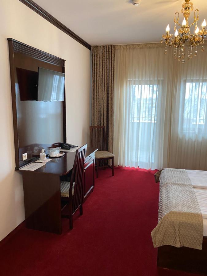 Hotel Onix Roman Esterno foto