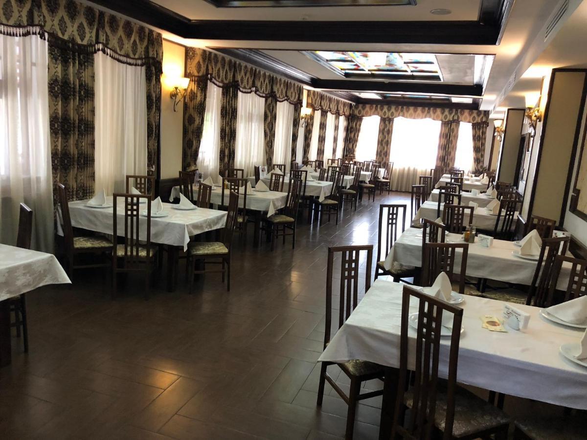 Hotel Onix Roman Esterno foto