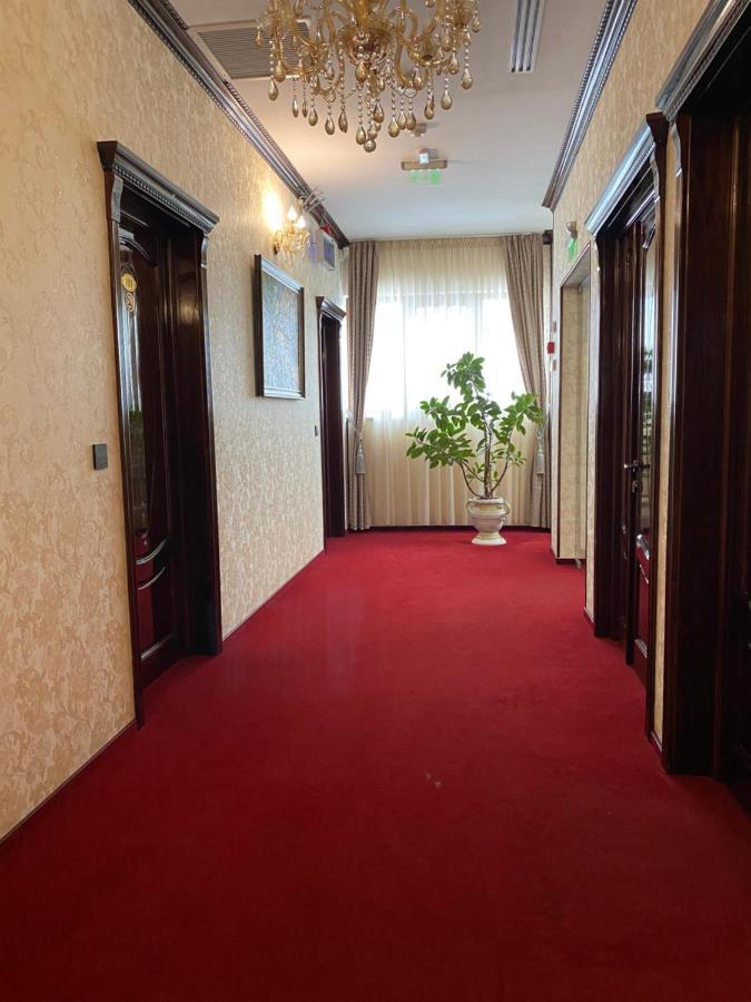 Hotel Onix Roman Esterno foto