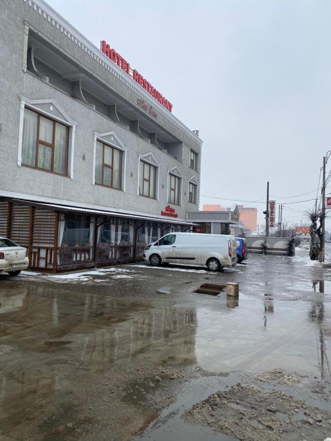 Hotel Onix Roman Esterno foto