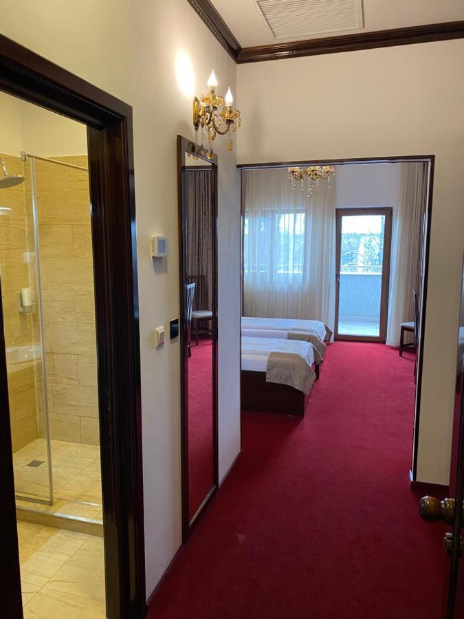 Hotel Onix Roman Esterno foto