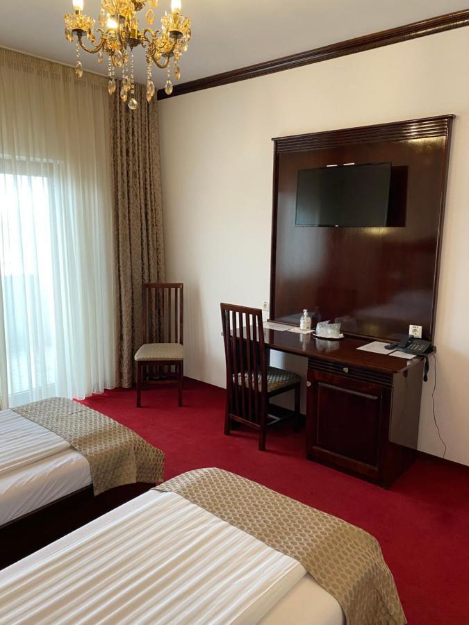 Hotel Onix Roman Esterno foto