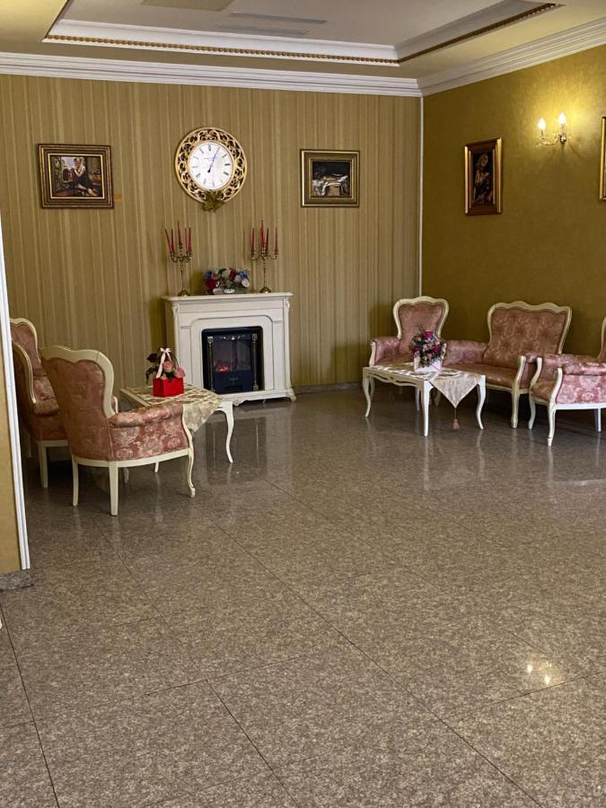 Hotel Onix Roman Esterno foto