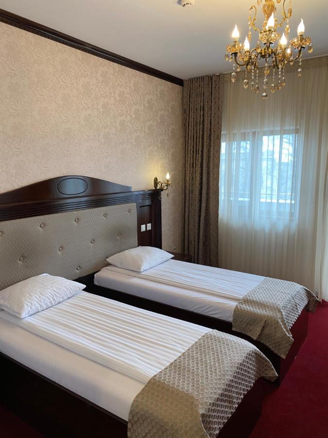 Hotel Onix Roman Esterno foto
