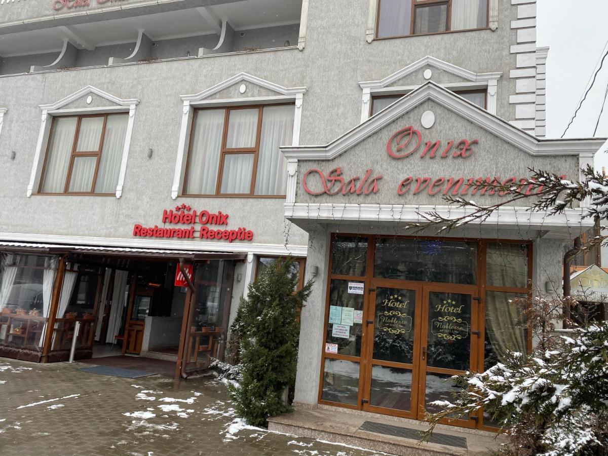 Hotel Onix Roman Esterno foto