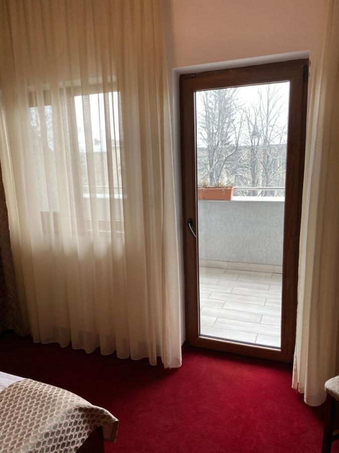 Hotel Onix Roman Esterno foto