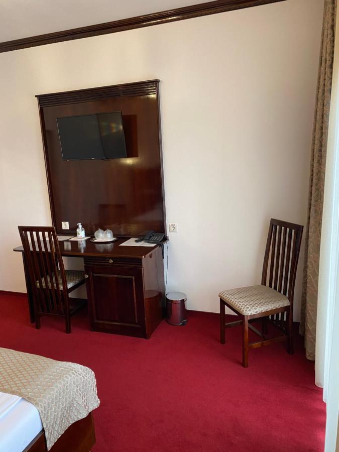 Hotel Onix Roman Esterno foto