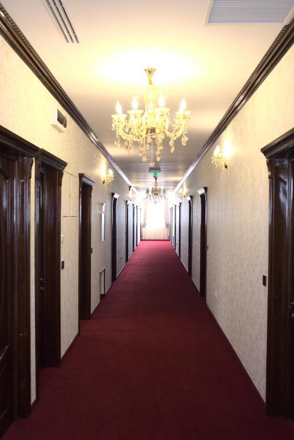 Hotel Onix Roman Esterno foto