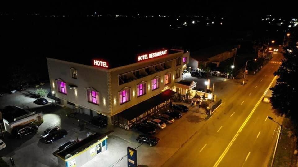 Hotel Onix Roman Esterno foto