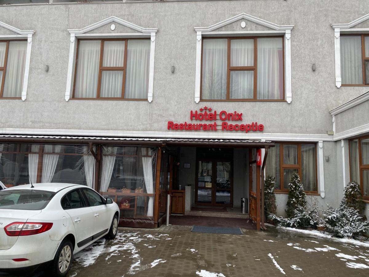 Hotel Onix Roman Esterno foto