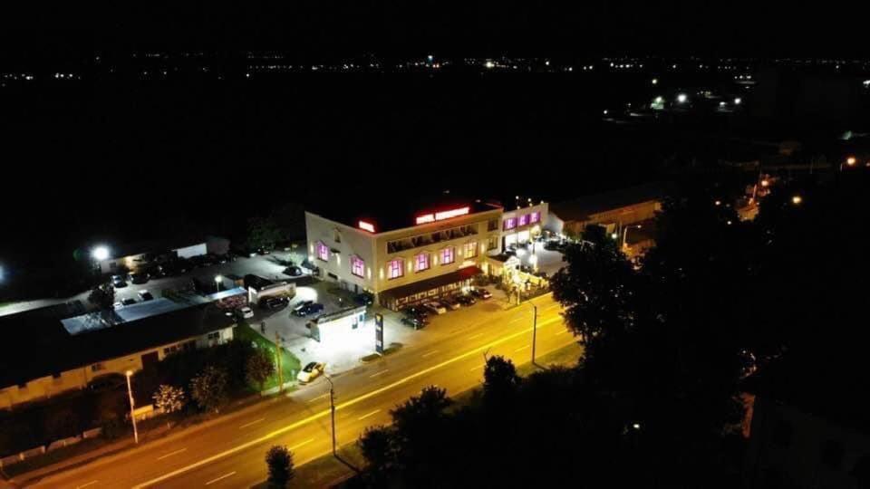 Hotel Onix Roman Esterno foto