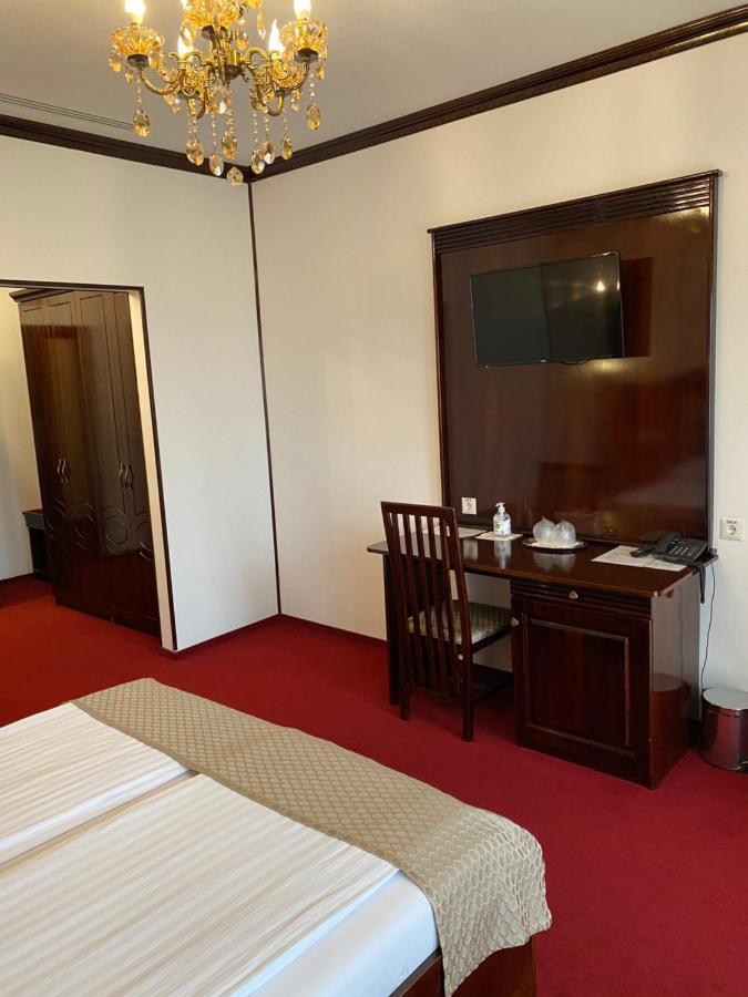 Hotel Onix Roman Esterno foto