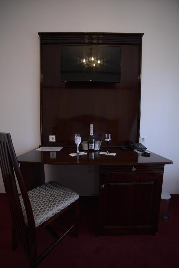Hotel Onix Roman Esterno foto