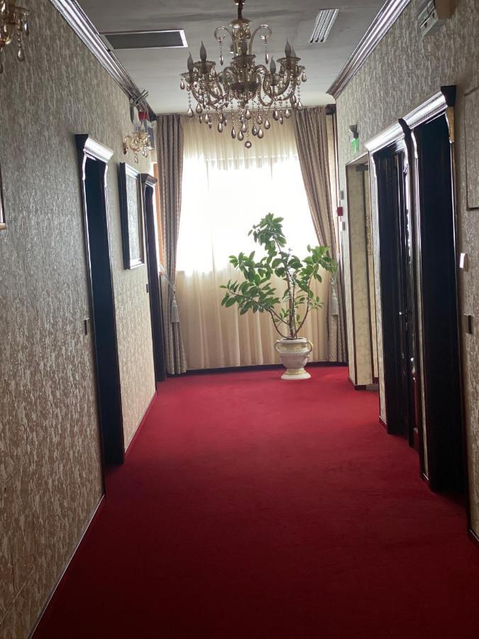 Hotel Onix Roman Esterno foto