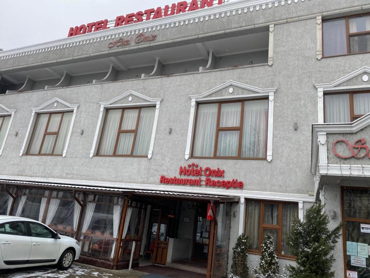Hotel Onix Roman Esterno foto