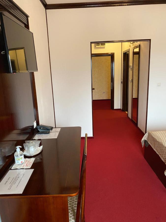 Hotel Onix Roman Esterno foto
