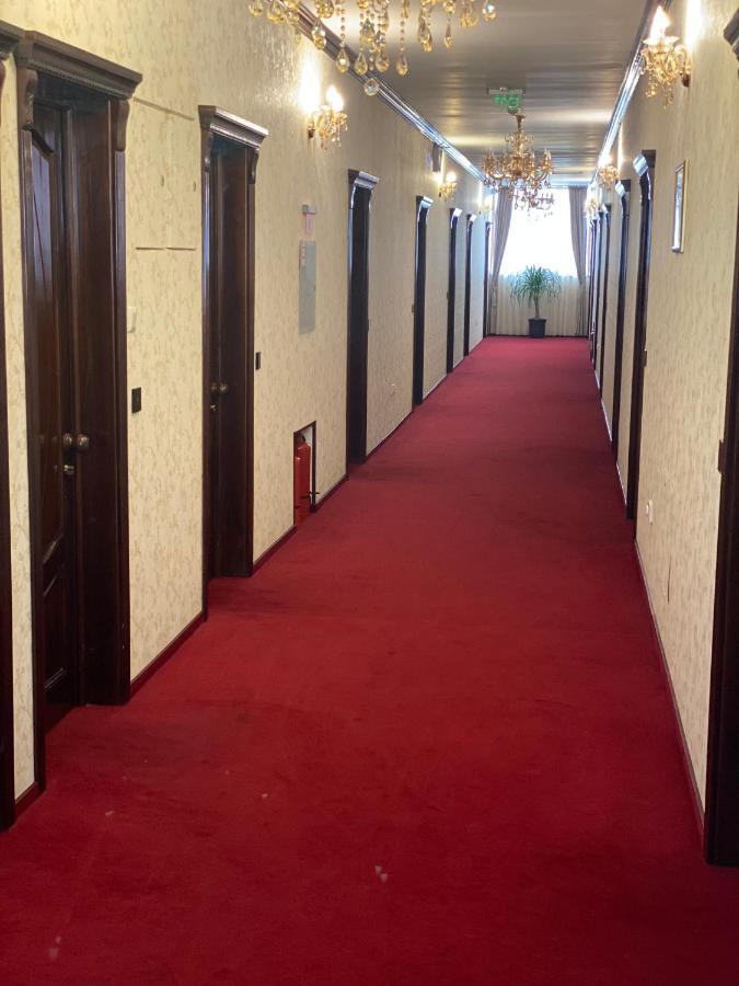 Hotel Onix Roman Esterno foto
